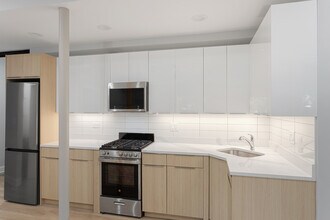 7381 N Damen Ave in Chicago, IL - Foto de edificio - Building Photo