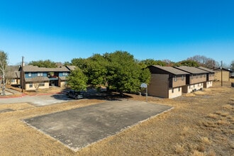 Whispering Oaks Apartments in Lockhart, TX - Building Photo - Building Photo
