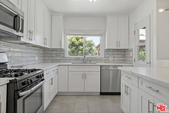 10731 Gothic Ave in Los Angeles, CA - Building Photo - Building Photo