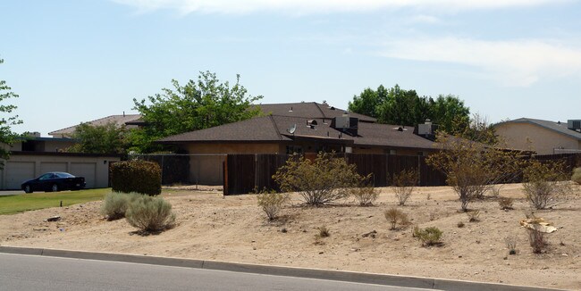 Desert View Apartments in Apple Valley, CA - Building Photo - Building Photo