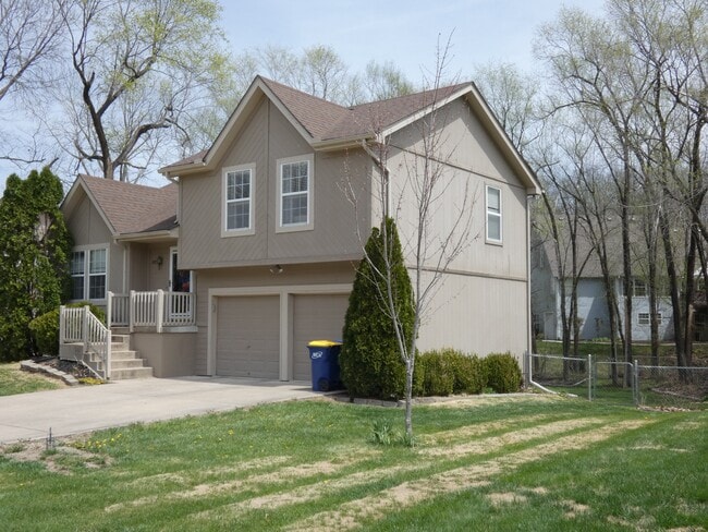 405 Woodland Ave in Smithville, MO - Building Photo - Building Photo