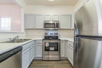Room in Condo on Ginnis Rd in Atlanta, GA - Building Photo - Building Photo