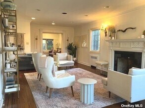 26 Woodland Pl in Great Neck, NY - Building Photo - Building Photo