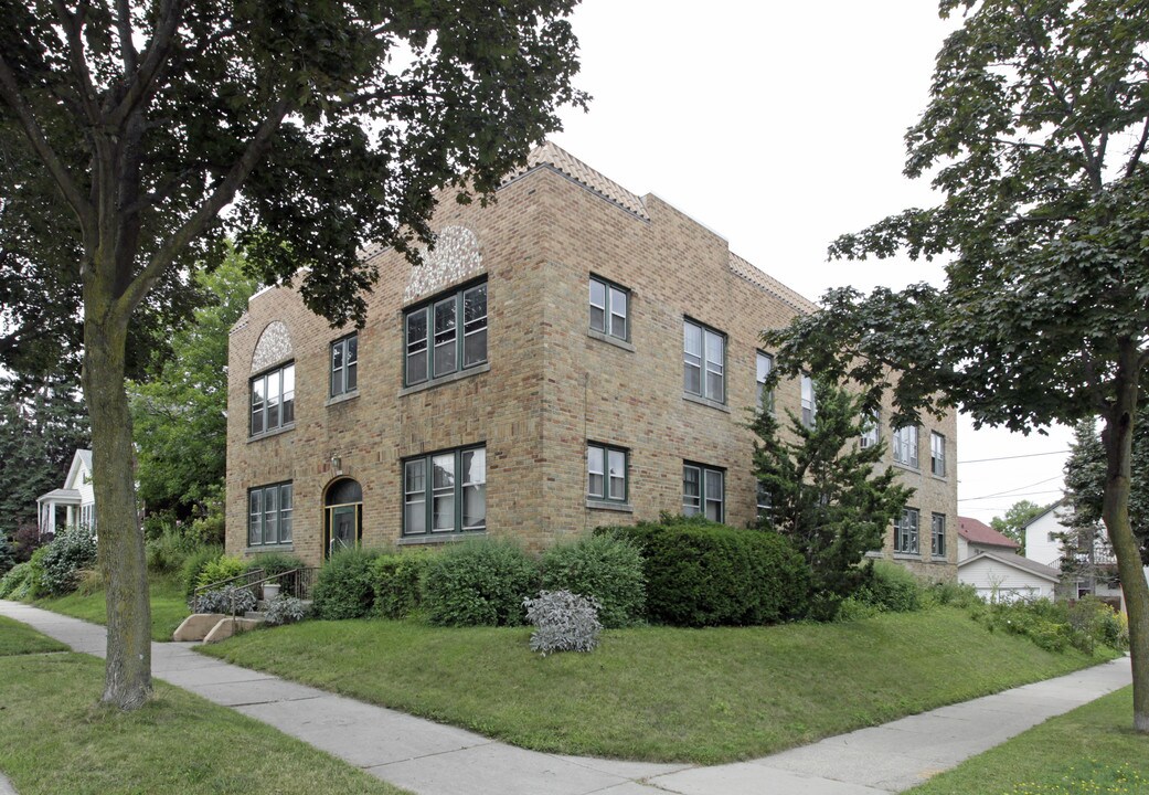 2405 S Austin St in Milwaukee, WI - Foto de edificio