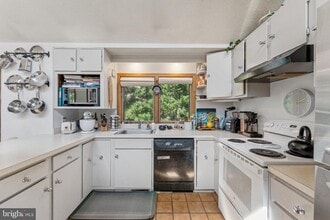 1684 Chain Bridge Rd in McLean, VA - Building Photo - Building Photo