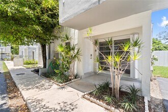 3597 SW 17th St in Miami, FL - Building Photo - Building Photo