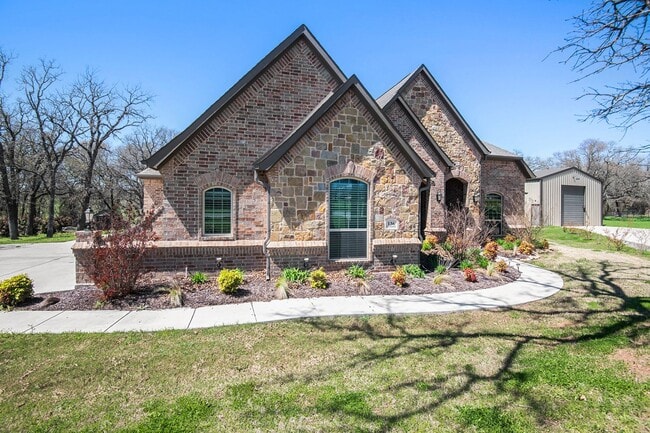 136 Flying Diamond Dr in Springtown, TX - Building Photo - Building Photo
