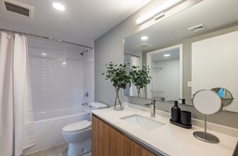 375 N Biscayne River Dr, Unit B1 in Miami, FL - Building Photo - Building Photo