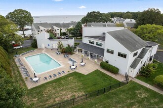 42 Turtle Bay Dr in Branford, CT - Building Photo - Building Photo
