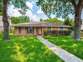 2025 Cedar Valley Ln in Dallas, TX - Building Photo