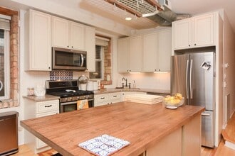 1726 W Erie St, Unit J01P in Chicago, IL - Building Photo - Building Photo