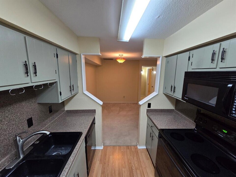 5669 Birchmont Dr in Houston, TX - Building Photo