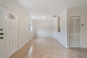 7733 SW 94th Ln in Miami, FL - Foto de edificio - Building Photo