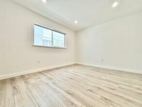 562 N Kenmore Ave in Los Angeles, CA - Building Photo - Building Photo