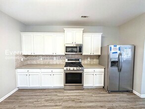 2768 Summit Pkwy SW in Atlanta, GA - Building Photo - Building Photo