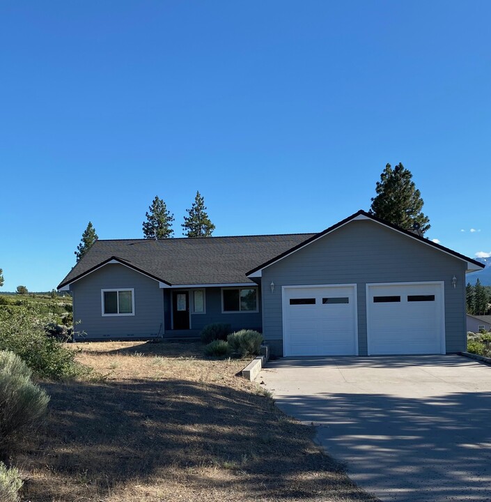 6025 Rock Chuck Cir in Weed, CA - Building Photo