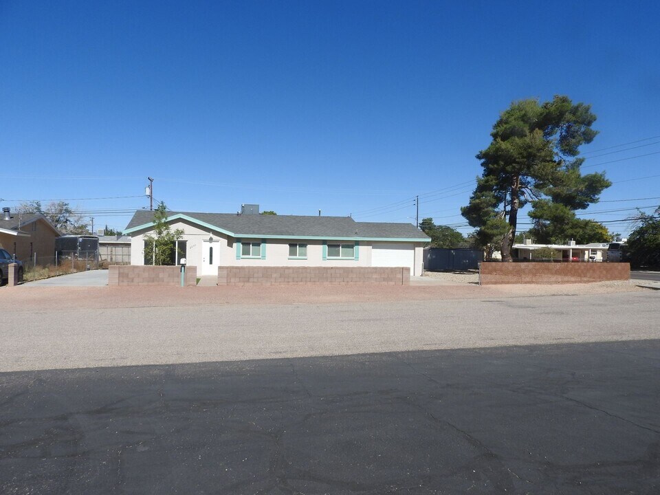 2047 Golden Gate Ave in Kingman, AZ - Building Photo