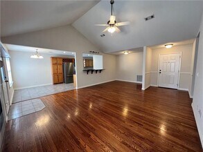 1005 Zachary Dr in Centerton, AR - Building Photo - Building Photo