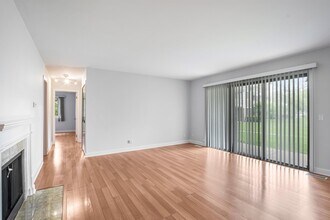 697 Oakmont Ln in Wheeling, IL - Building Photo - Building Photo