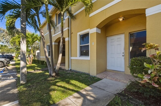 810 NE 212th Terrace in Miami, FL - Building Photo - Building Photo