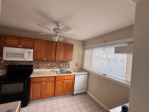 489 Madison Dr in East Windsor, NJ - Building Photo - Building Photo