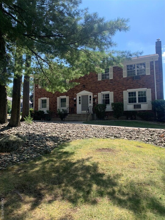 23 Doxbury Ln in Suffern, NY - Building Photo