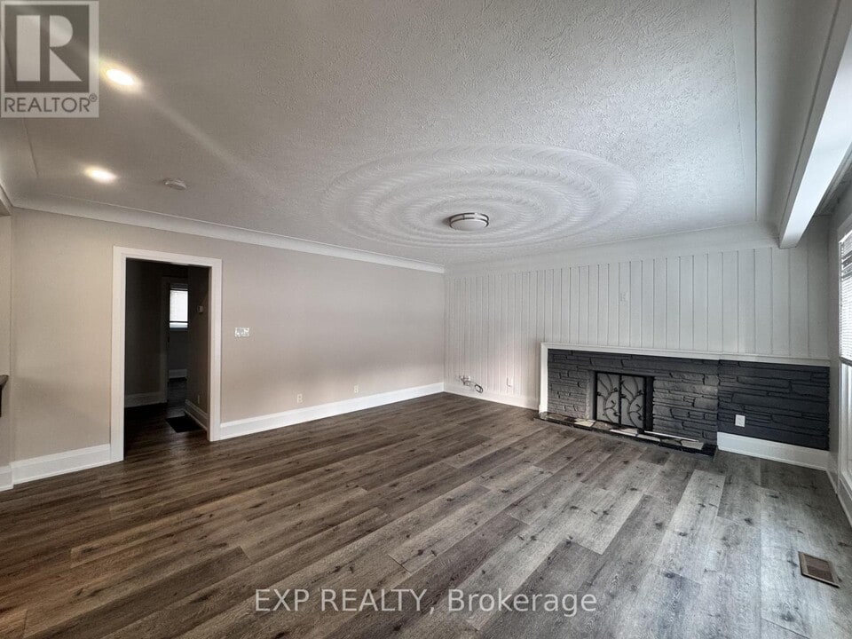 324 West 5th Street in Hamilton, ON - Building Photo