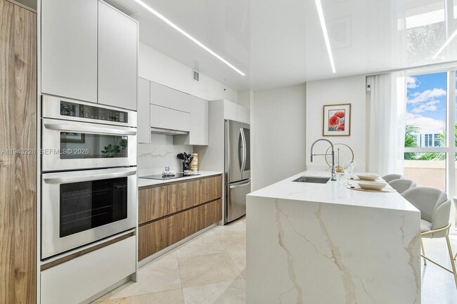 17555 Atlantic Blvd in Sunny Isles Beach, FL - Foto de edificio - Building Photo