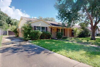 5850 Braesheather Dr in Houston, TX - Building Photo - Building Photo