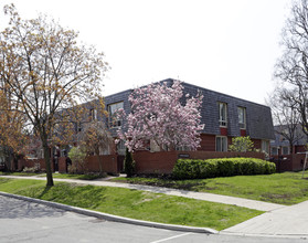 75 Upper Canada Dr in Toronto, ON - Building Photo - Primary Photo