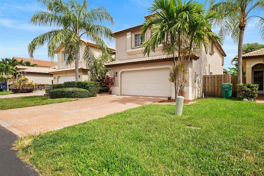 11341 NW 52nd Ln in Doral, FL - Building Photo