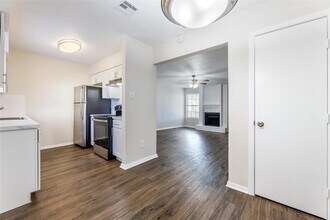 210 W Lake Dr in Taylor, TX - Building Photo - Building Photo
