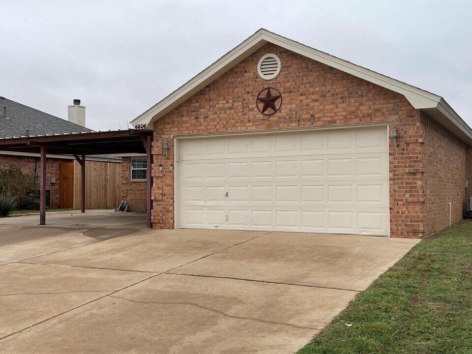 6806 8th St in Lubbock, TX - Building Photo
