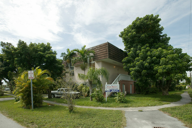 Chalet Apartments in Miami, FL - Foto de edificio - Building Photo