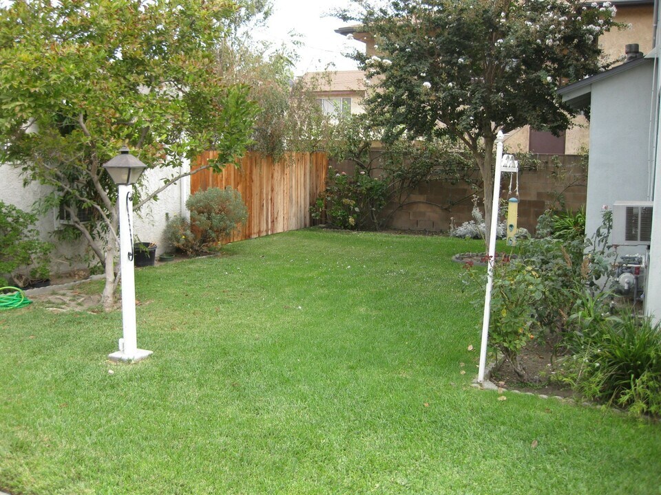 230 N Myers St in Burbank, CA - Building Photo