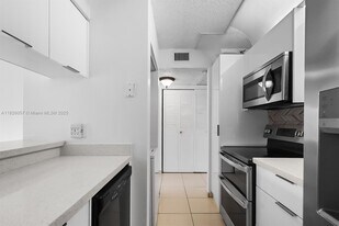 10167 Twin Lakes Dr in Coral Springs, FL - Building Photo