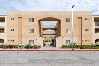 Willow Tree Apartments in Sylmar, CA - Building Photo - Building Photo