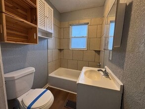 204 N Crescent Ave in Independence, MO - Building Photo - Building Photo