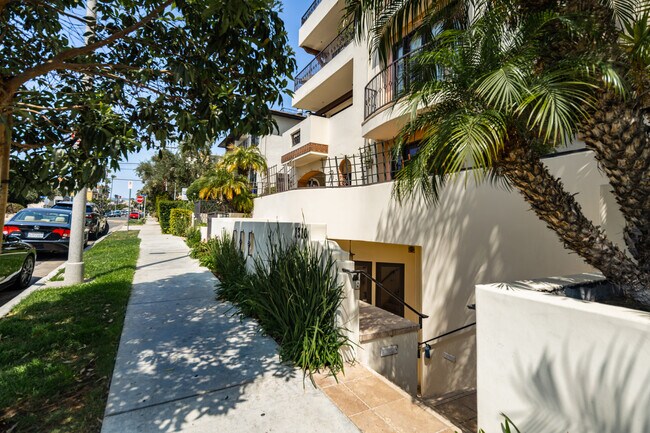 Residential Condominums in Los Angeles, CA - Building Photo - Building Photo