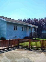 1926 SW Reindeer Ave in Redmond, OR - Building Photo