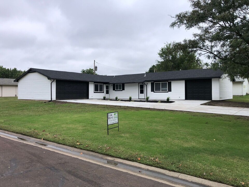 317 E Deer Creek Dr in Rose Hill, KS - Building Photo