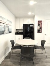 123 E Bennett Ave, Unit A in Glendora, CA - Foto de edificio - Building Photo