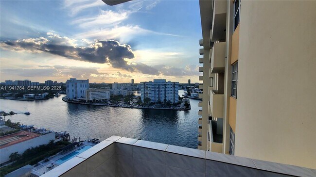 1833 S Ocean Dr in Hallandale Beach, FL - Building Photo - Building Photo