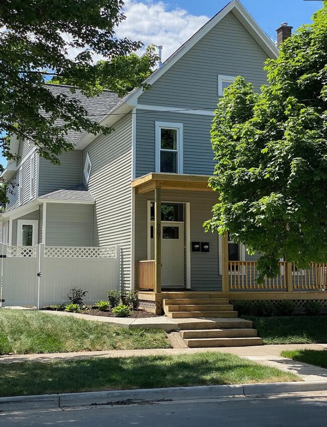 707 Livingston Ave NE