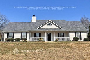 310 Harris Ave in Locust Grove, GA - Building Photo