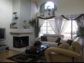 441 E San Jose Ave, Unit 301 in Burbank, CA - Foto de edificio - Building Photo