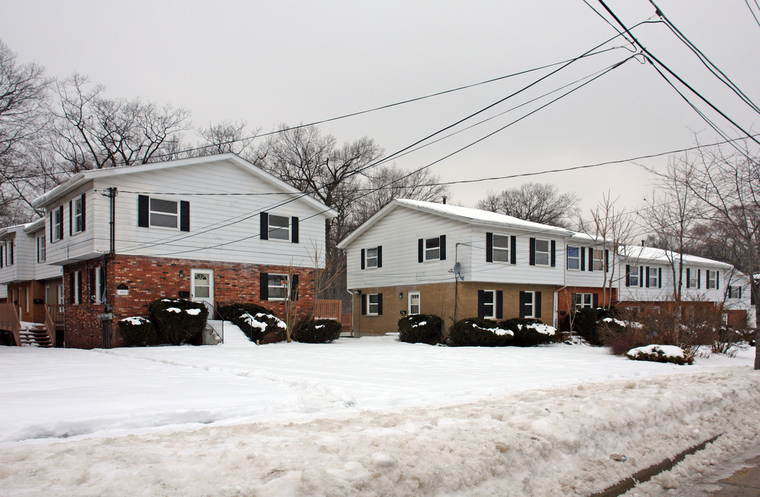 470-480 Zahn Dr in Akron, OH - Building Photo