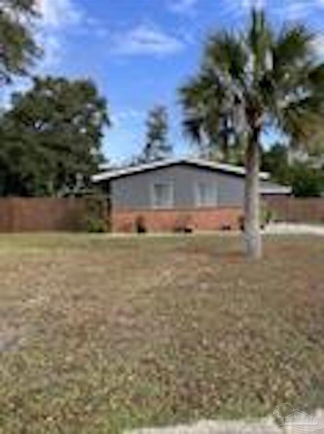 6558 College Dr in Milton, FL - Foto de edificio - Building Photo