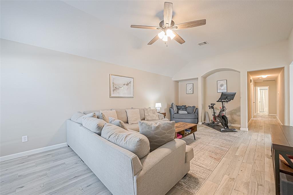 2335 Village Leaf Dr in Spring, TX - Foto de edificio