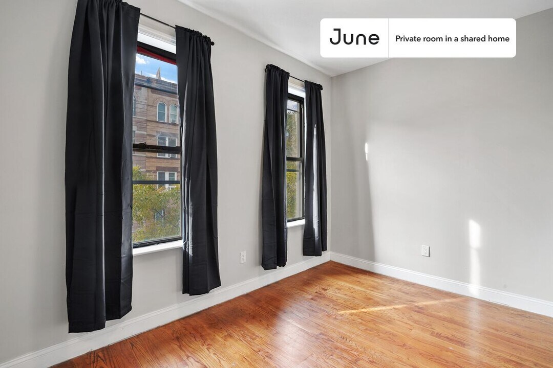 Room in Shared 4 bed/1 bath home in New York, NY - Building Photo